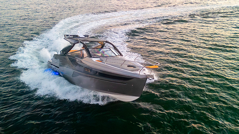 Zath 348 HT Outboard: design europeu, navegabilidade e muito espaço a bordo